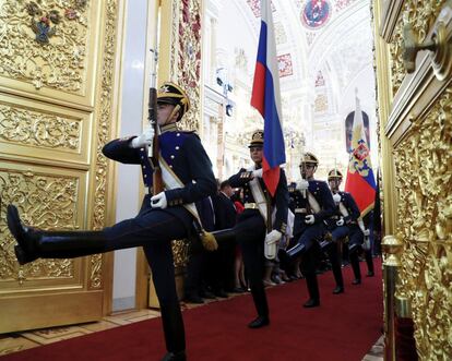 Miembros de la Guardia de honor participan en la toma de posesión del presidente Vladimir Putin.