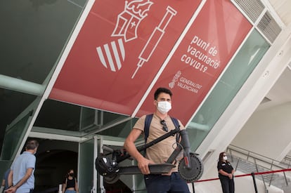 Jóvenes entre 26 y 29 en a semana de julio de inicio de su vacunación en el Museu de les Ciències de Valencia.