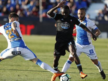 Pione Sisto disputa el balón a Rubén Pérez y a El Zhar. 