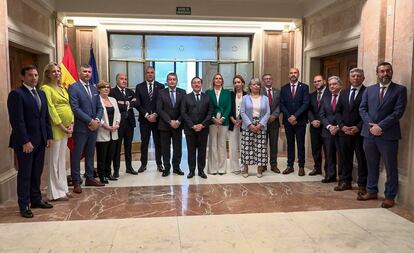 El ministro de Asuntos Exteriores, José Manuel Albares, octavo por la izquierda, junto a los representantes del Campo de Gibraltar en la sede de su departamento.