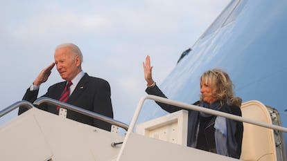 O presidente Joe Biden e sua esposa, Jill Biden, acenam do avião Air Force One, nesta segunda-feira, na base militar Andrews, em Maryland.