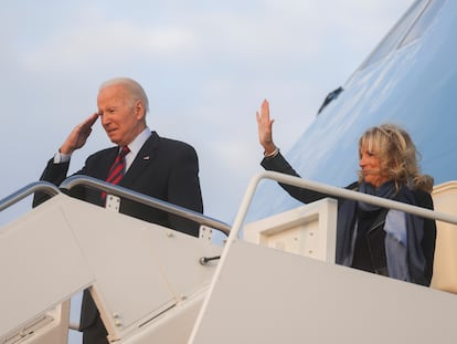 O presidente Joe Biden e sua esposa, Jill Biden, acenam do avião Air Force One, nesta segunda-feira, na base militar Andrews, em Maryland.