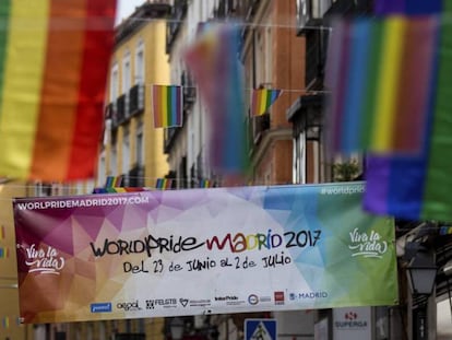 Banderas decoran el barrio de Chueca en Madrid