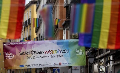 Banderas decoran el barrio de Chueca en Madrid