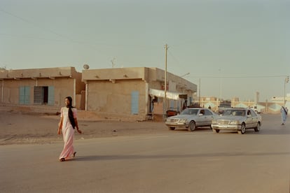 En este viaje con la Fundación InteRed también traté de retratar el desarrollo social de las mujeres en comunidades rurales de Kaédi, una ciudad situada en la frontera con Senegal, al sur de Mauritania. La mujer de la fotografía paseaba por una carretera de esta localidad, el 26 de febrero.