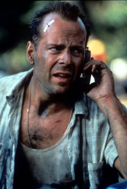 Willis, al teléfono en una escena de 'La jungla de cristal 3' en 1995.