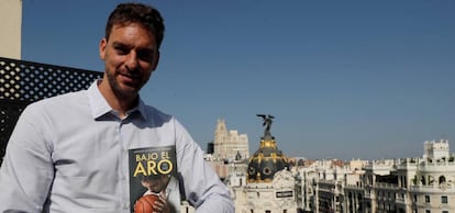 Pau Gasol sostiene su libro en la terraza del Círculo de Bellas Artes de Madrid