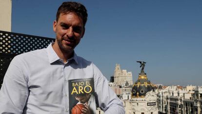 Pau Gasol sostiene su libro en la terraza del Círculo de Bellas Artes de Madrid