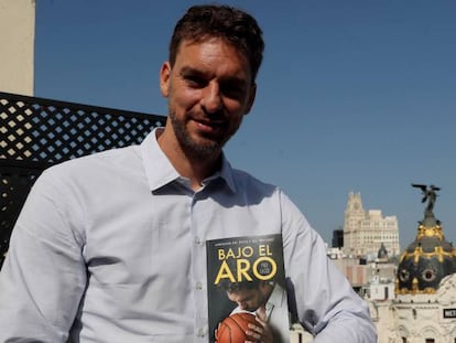 Pau Gasol sostiene su libro en la terraza del Círculo de Bellas Artes de Madrid