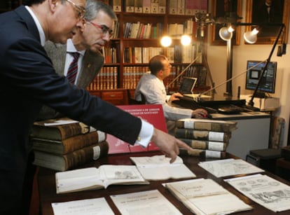 Miembros de la Real Sociedad Económica de Santiago y de la Fundación Barrié, ayer en la presentación del proyecto de digitalización.