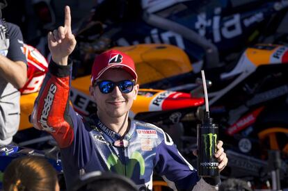 El piloto español Jorge Lorenzo de Yamaha, celebra su victoria tras los entrenamientos oficiales donde consiguió el primer puesto para la carrera de MotoGP de mañana en el circuito de Cheste, última prueba del mundial.