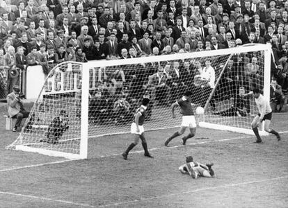 Angelo Martins, defensa del Benfica, detiene sobre la línea de gol un cabezazo de Kocsis, en el suelo, en la final de 1961.