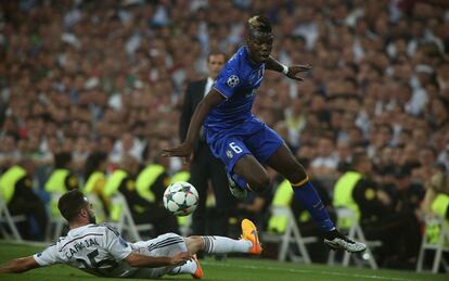 Na foto, o francês Paul Pogba passa pelo madridista Carvajal no encontro entre a sua equipe, a Juventus, e o Real Madrid na partida de volta da semifinal da Liga dos Campeões da temporada passada. Pogba conseguiu ser finalista do torneio com o time italiano e firmou-se como um dos principais jogadores da equipe. Ele desempenha o mesmo papel também na seleção da França. Paul Pogba já é um dos melhores jogadores do mundo com apenas 22 anos de idade e, portanto, aparece como um dos favoritos ao prêmio da Fifa.