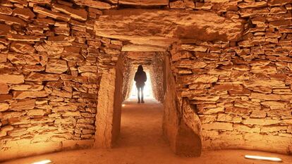 Interior de El Romeral, uno de los tres dlmenes del conjunto megaltico de Antequera (Mlaga).