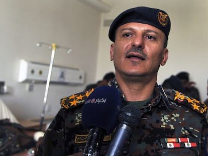 El destituido comandante Yehya Saleh, ante la prensa el lunes en San&aacute;.