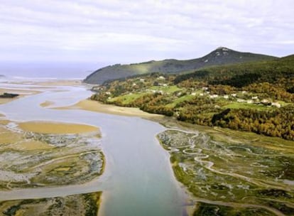 Vista de las marismas de Urdaibai, en la desembocadura de la ría que atraviesa la reserva de la biosfera.