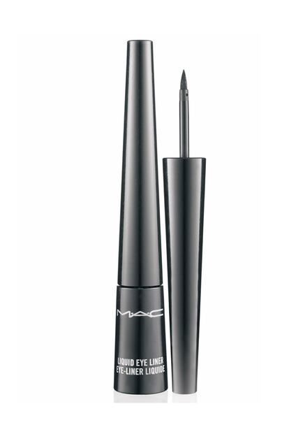 Este eyeliner líquido es un clásico de la firma de cosmética Mac. Además es uno de los productos más demandados. Cuesta 15 euros.