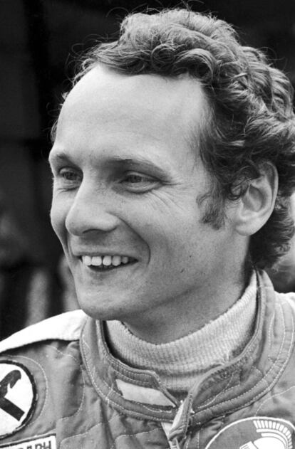 Niki Lauda es, por derecho propio, uno de los grandes iconos de la escudería italiana. Ganador de tres campeonatos del mundo, se adjudicó dos de ellos al volante de un Ferrari durante sus cuatro temporadas en la escudería. En 1976 sufrió un grave accidente que pudo haberle costado la vida y cuyas secuelas oculta desde entonces bajo una gorra que es ya una marca distintiva del piloto vienés.