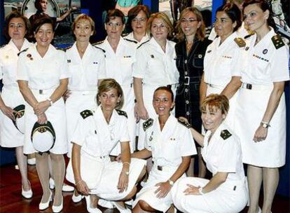 La minsitra de Defensa, Carme Chacón, junto a un grupo de militares, hoy en la exposición "88-08 20 años de la mujer en las Fuerzas Armadas"