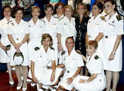 La minsitra de Defensa, Carme Chacón, junto a un grupo de militares, hoy en la  exposición "88-08 20 años de la mujer en las Fuerzas Armadas"