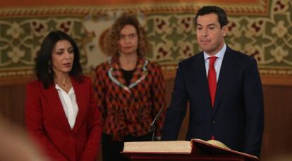 Juan Manuel Moreno, junto a Marta Bosquet, presidenta de la Cámara, durante la investidura del primero como presidente de la Junta de Andalucía.