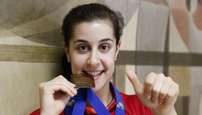 Carolina Marín posa con la medalla de oro cosechada en Kazán.