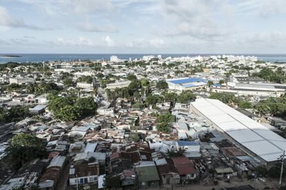 En la parte inferior de la foto, el barrio del Cliff. Esta imagen retrata el grado de sobrepoblación en el norte de la isla.