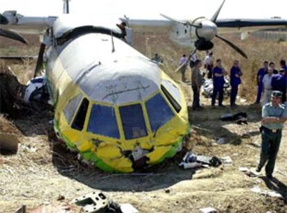 Una veintena de personas continúan hoy trabajando en el lugar en el que se estrelló ayer el avión CN-235