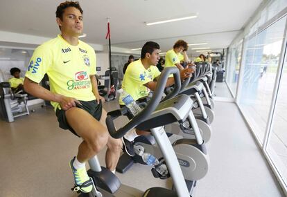 Thiago Silva, Paulinho y David Luiz, en el gimnasio.