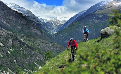 Ciclistas en BTT en Sant Quirc de Durro, Lleida.