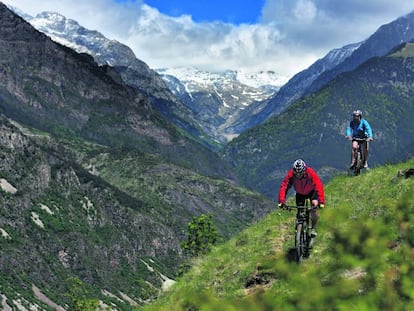 Ciclistas en BTT en Sant Quirc de Durro, Lleida.