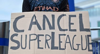 Un aficionado del Manchester City porta una pancarta contra la Superliga en una manifestación.