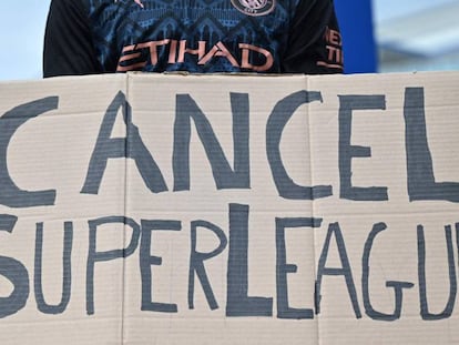 Un aficionado del Manchester City porta una pancarta contra la Superliga en una manifestación.