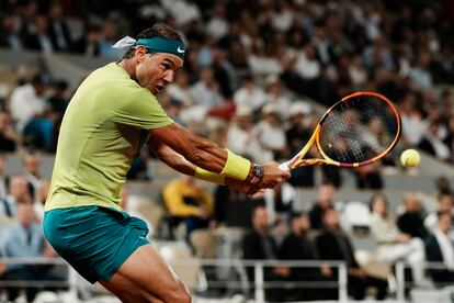 Nadal devuelve la pelota a Zverev durante el partido.