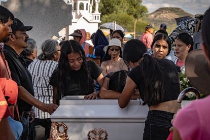 Familiares de Oscar Ernesto Rojas Alvarado durante su entierro en el panteón de Malpaso, del municipio de Villanueva, Zacatecas.