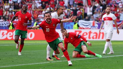 Bernardo Silva celebra su gol, el primero de Portugal a Turquía.