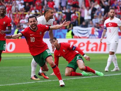 Bernardo Silva celebra su gol, el primero de Portugal a Turquía.