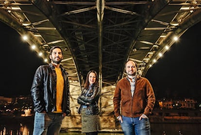 Emilio Antolín (izquierda), Gloria Martínez y Miguel Pérez, de 'Triana al día' y 'Nervión al día'.