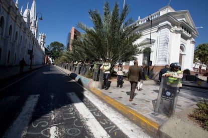 Policías resguardan la Asamblea Nacional de Venezuela.