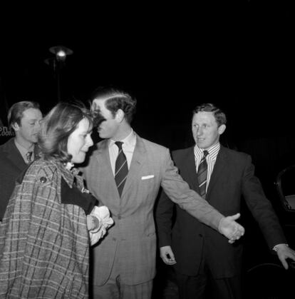 Camilla Parker Bowles y el príncipe Carlos en un estreno en los años sesenta.