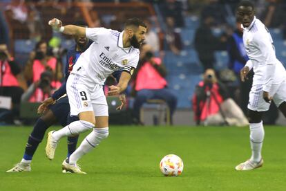 El delantero francés del Real Madrid Karim Benzema controla el balón en una acción del partido.