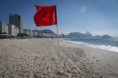 Playa de Copacabana, este sábado. Los socorristas también colaboraron en esa labor de vigilar que nadie accediera a la arena. En las últimas semanas, las playas presentaron una alta afluencia de público pese a la crítica situación sanitaria de la ciudad.