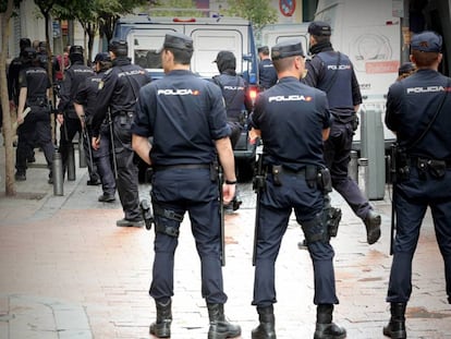 Agentes de la policía nacional durante un operativo.