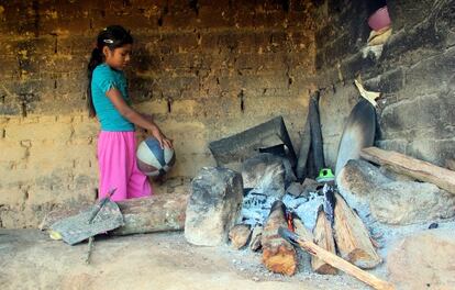 La hermana pequeña de Roberto Merino, en el porche de su casa, donde cocinan.