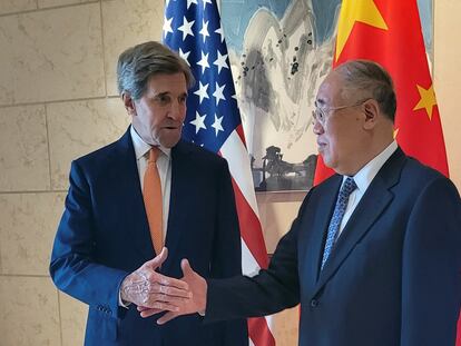 El enviado especial para el clima de EE UU, John Kerry, junto a su homólogo chino, Xie Zhenhua, antes de su encuentro en Pekín.