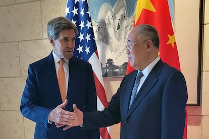 El enviado especial para el clima de EE UU, John Kerry, junto a su homólogo chino, Xie Zhenhua, antes de su encuentro en Pekín.