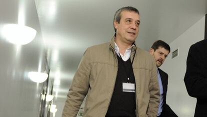 Xabier Sánchez Robles, en primer plano, acompañado por su abogado, Javier Beramendi.