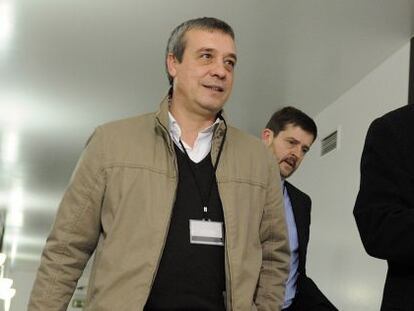 Xabier Sánchez Robles, en primer plano, acompañado por su abogado, Javier Beramendi.