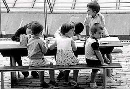 Niños jugando en el Arenal bilbaíno este fin de semana.