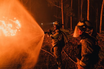 Un equipo de bomberos trabaja en la extinción del fuego en Oia (Pontevedra).